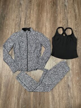 Like New Lululemon Matching InStill Set. Size Tops 8,6/Bottom 6